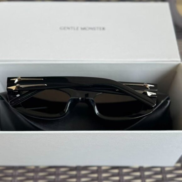 Gentle Monster LIX Black Oval Sunglasses Amber Lens Bold Frame main image 4